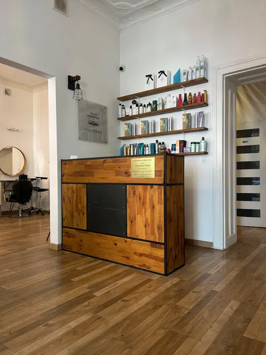 Działający salon fryzjersko-kosmetyczny (Centrum Poznania) – 11 stanowisk, Booksy 4.9 (1300 opinii), baza 6100 klientów