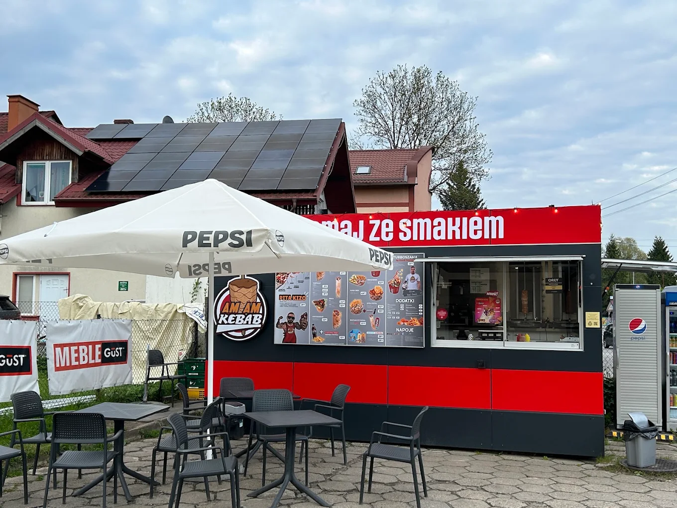 Działający, całoroczny punkt kebab / fast food | Zysk 8–12 tys. zł/mc | ROI ~10 m-cy | Żukowo (pomorskie)