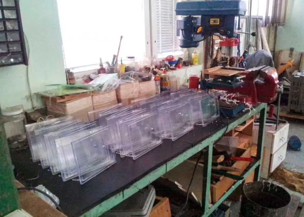 Sprzedaż firmy produkującej ramki plexi z bazą klientów w Szczecinie