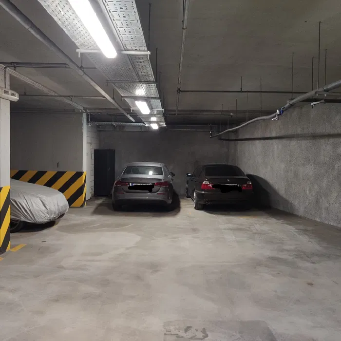 Podwójne miejsce parkingowe z komórką w garażu na Mokotowie